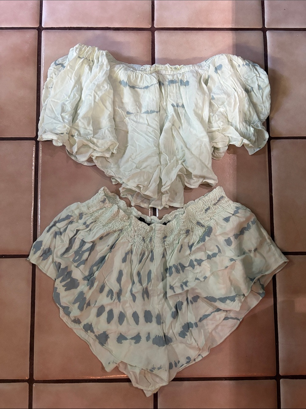 Blue life Tie-Dye Crop Top and Shorts Set - Light Cream & Blue